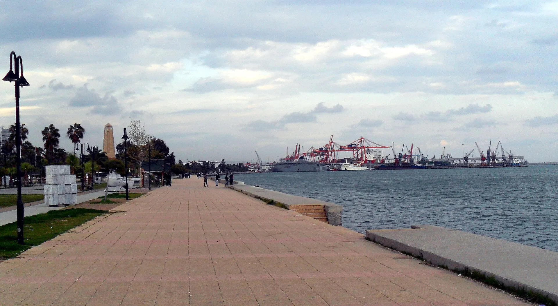 Atatürka parks (Mersina) — krastmala ar pieminekli pie jūras