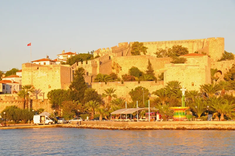 قلعة تشيشمي (Çeşme Castle) — حصن عثماني ومتحف على ساحل بحر إيجة