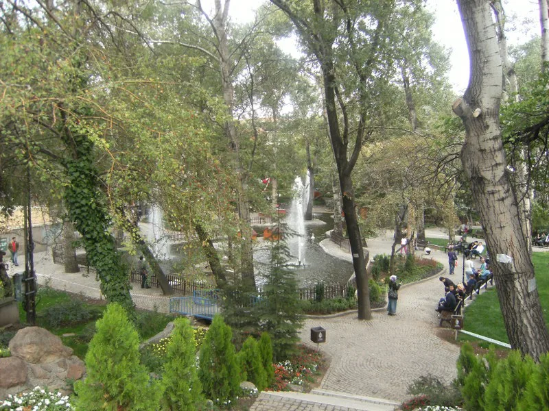 Kugulu parks (Kuğulu Park) — gulbji Ankaras centrā
