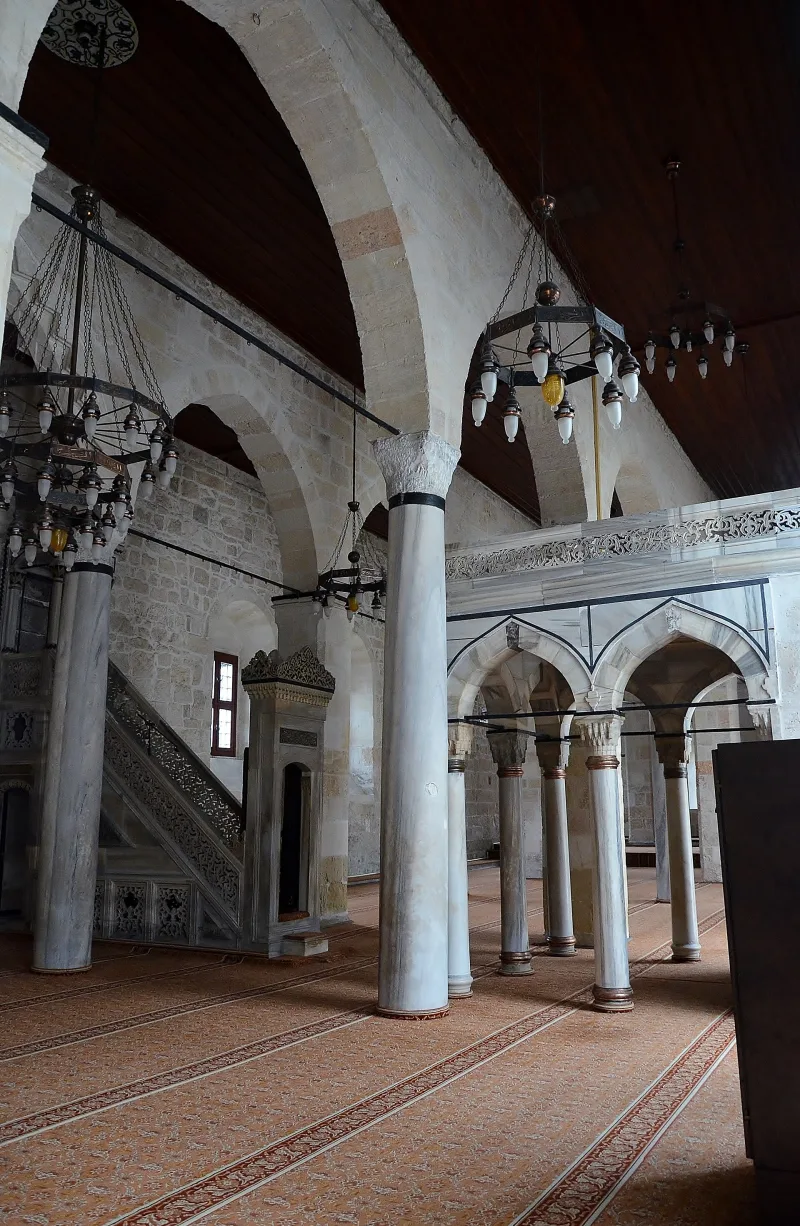 Mesquita Velha, Társo — igreja de 1102 com afrescos de Cristo