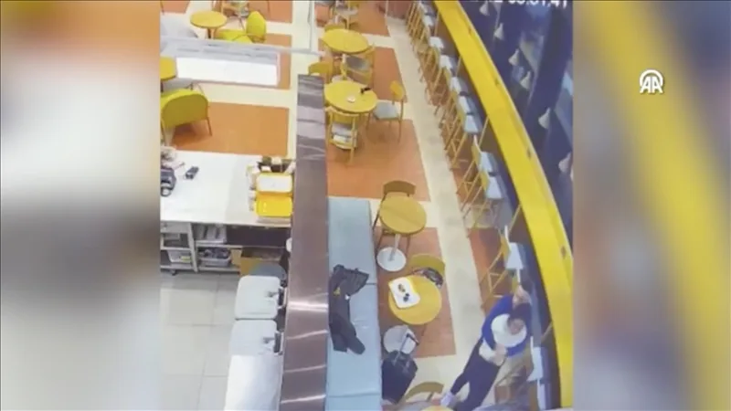 Una mujer a la que se le atascó comida en la garganta en el aeropuerto de Estambul fue rescatada con la maniobra de Heimlich