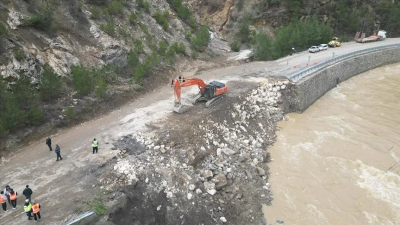 Continúan las obras en la carretera cerrada al tráfico por desprendimiento en Adana