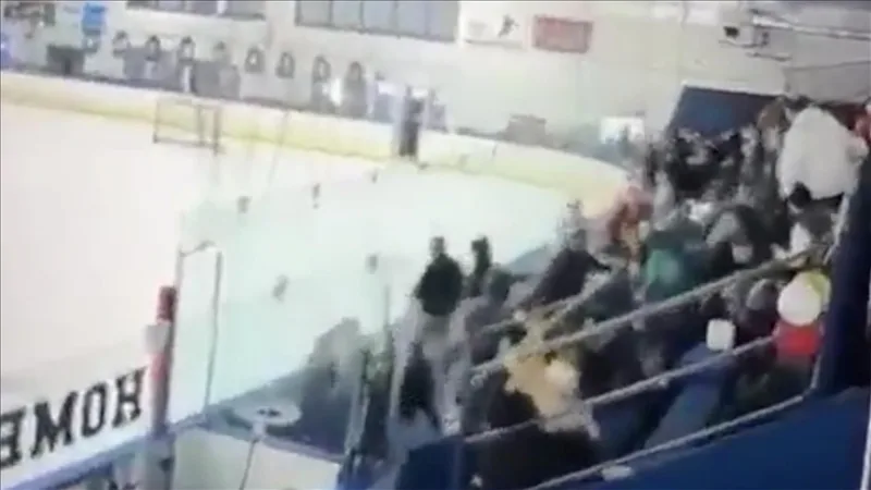 En EE.UU., 2 personas murieron por disparos durante un partido de hockey sobre hielo en un instituto