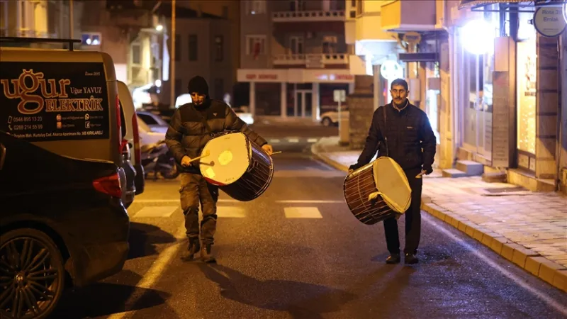 Los tamborileros del Ramadán comienzan su turno de sahur