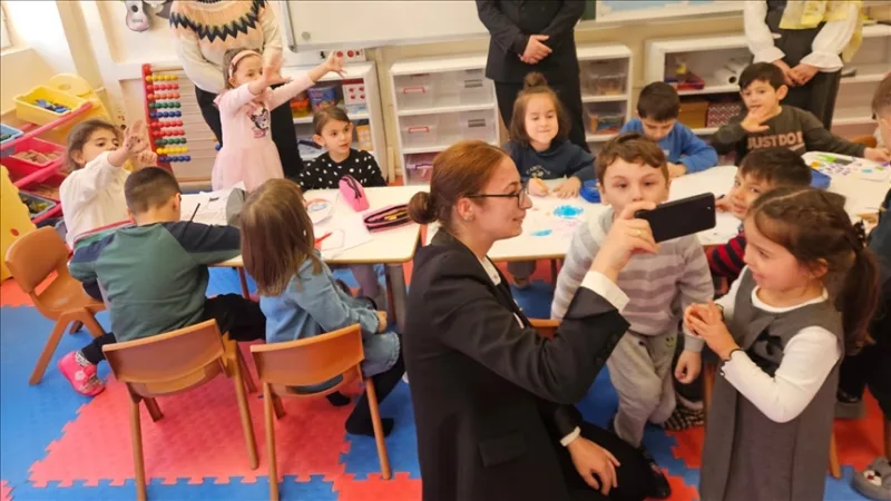 El vídeo de los alumnos de preescolar de Kastamonu felicitando las fiestas a los comerciantes ha despertado gran interés