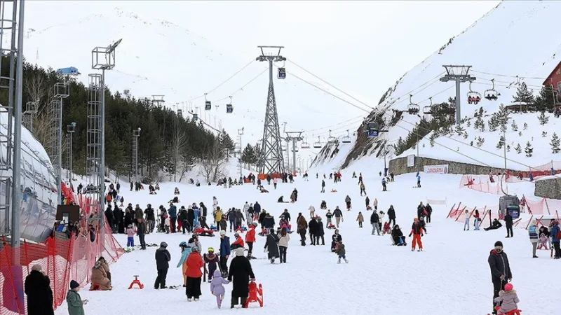Palandöken, donde el espesor de la nieve alcanzó los 279 centímetros durante las fiestas, recibió a los turistas en primavera
