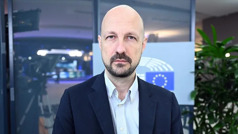 Botenga, az Európai Parlament képviselője éles bírálatokat fogalmazott meg Európa „Izrael-párti hozzáállásával” kapcsolatban