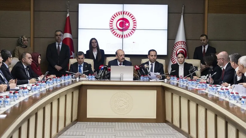 Lakiesitys, joka sisältää myös sosiaalista mediaa ja äitiyslomaa koskevia säännöksiä, hyväksyttiin valiokunnassa