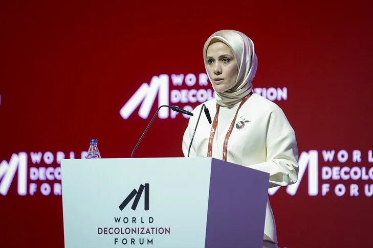 Esra Albayrak, présidente du conseil d'administration de la Fondation NUN pour l'éducation et la culture, s'est exprimée lors du « World Decolonization Forum »