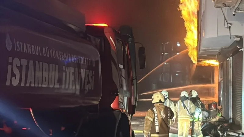 Les pompiers interviennent sur un incendie qui s'est déclaré dans un lieu de travail à Başakşehir