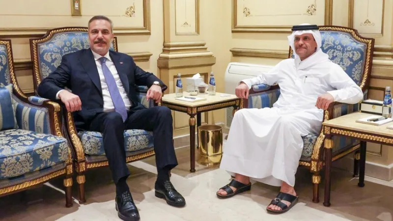 Le ministre des Affaires étrangères Fidan a rencontré le vice-Premier ministre du Qatar, Al Sani, lors de sa visite à Doha