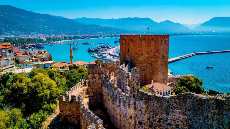 La fortaleza de Alanya (Alanya Kalesi) es el principal punto de interés y el símbolo de la ciudad