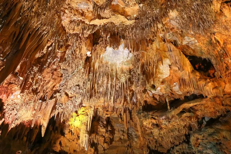 La cueva de Damlataş (Damlataş Mağarası) en Alanya: una maravilla natural con un microclima curativo