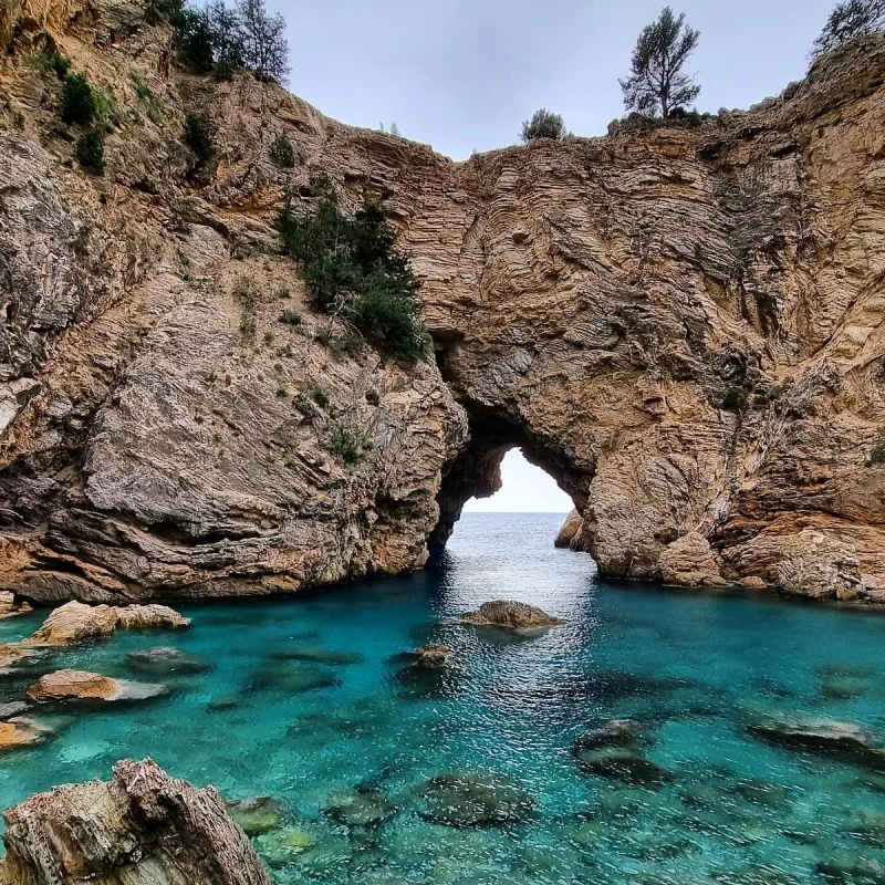 La bahía de Kral (Kral Koyu) en Gazipaşa: una joya escondida del Mediterráneo