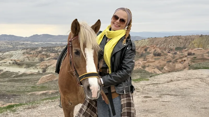 טיול רכיבה על סוסים בעמק האדום בשקיעה או בזריחה