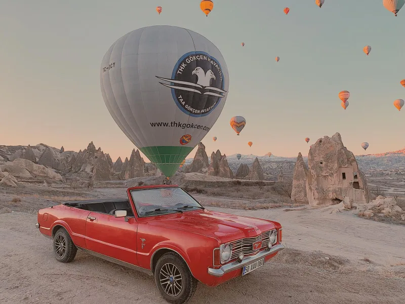 נסיעה במכונית קבריולט רטרו